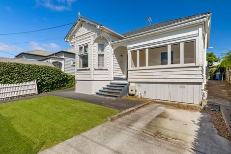 Photo of property in 19 William Bond Street, Stanley Point, Auckland, 0624
