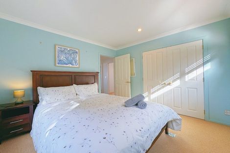 Photo of property in 40 Dress Circle, Newlands, Wellington, 6037
