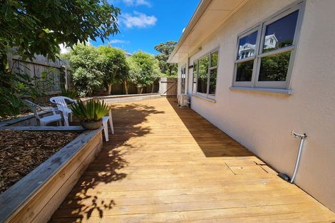 Photo of property in 87 Northland Road, Northland, Wellington, 6012