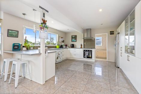 Photo of property in 49 Tawa Road, Kumeu, 0891