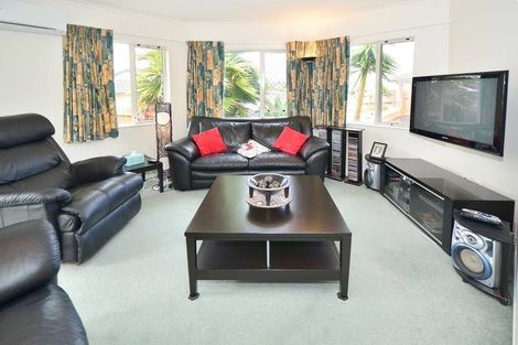 Photo of property in 92 Buscomb Avenue, Henderson, Auckland, 0610