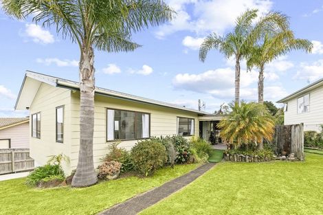Photo of property in 22 Deverell Place, Northcross, Auckland, 0632