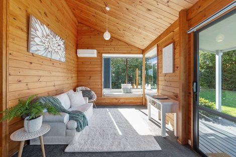 Photo of property in 802 Waitakere Road, Kumeu, 0891