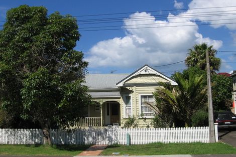 Photo of property in 24a Cautley Street, Stanley Point, Auckland, 0624