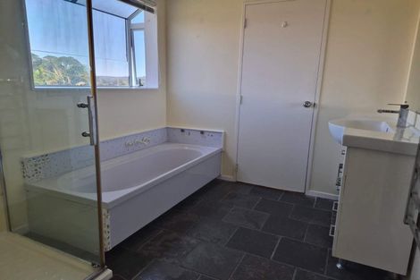 Photo of property in 9 Miriam Corban Heights, Henderson, Auckland, 0612