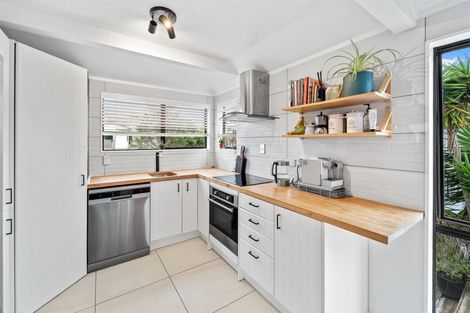 Photo of property in 6b Dobell Road, Stanmore Bay, Whangaparaoa, 0932