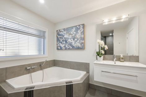 Photo of property in 18 Peregrine Place, Kinloch, Taupo, 3377