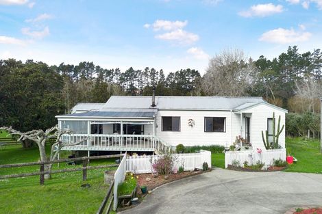 Photo of property in 182 Boord Crescent, Kumeu, 0891