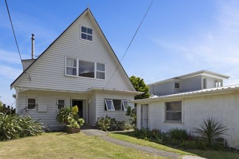 Photo of property in 24 Pukatea Street, Eastbourne, Lower Hutt, 5013