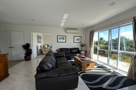 Photo of property in 1 Iwinuku Crescent, Wattle Downs, Auckland, 2103