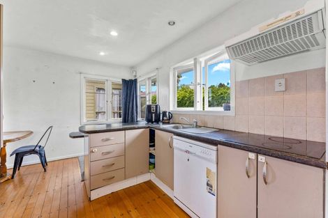 Photo of property in 48 Amberley Avenue, Te Atatu South, Auckland, 0610