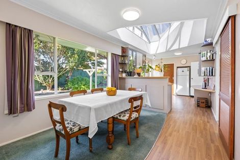 Photo of property in 17 Scanlen Terrace, Kelston, Auckland, 0602