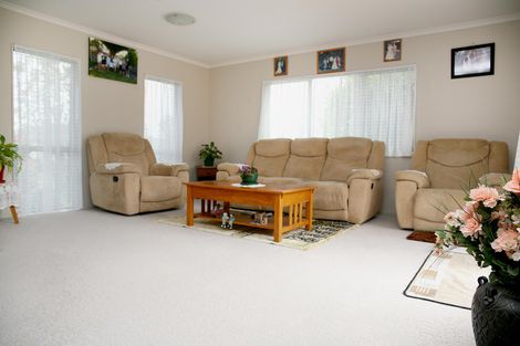 Photo of property in 8 Matilda Place, Weymouth, Auckland, 2103