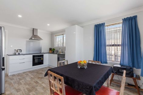 Photo of property in 21 Kelman Road, Kelston, Auckland, 0602