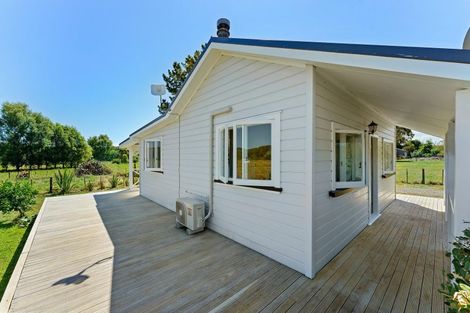 Photo of property in 103a Waikawa Beach Road, Manakau, Levin, 5573