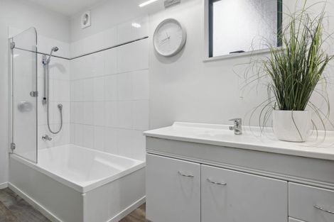 Photo of property in 906a East Coast Road, Northcross, Auckland, 0630