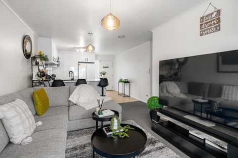 Photo of property in 14/12a Tironui Station Road East, Papakura, 2112