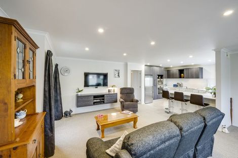 Photo of property in 5a Queens Walk, Taradale, Napier, 4112