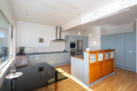 Photo of property in 16 Busby Hill, Havelock North, 4130