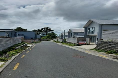 Photo of property in 10 Brindle Way, Newlands, Wellington, 6037