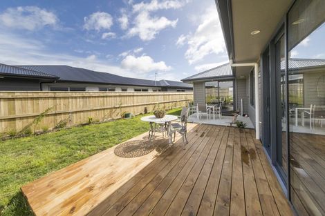 Photo of property in 5 Sardinia Grove, Fitzherbert, Palmerston North, 4410