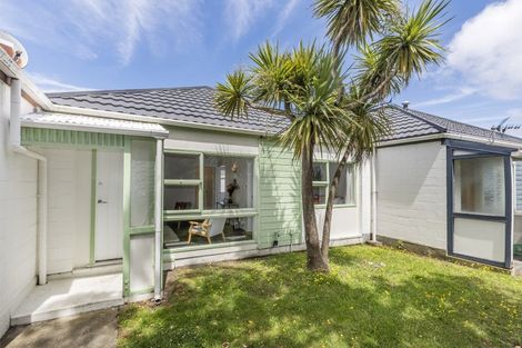 Photo of property in 2/102 Endeavour Street, Lyall Bay, Wellington, 6022