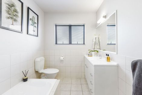 Photo of property in 16 Nimstedt Avenue, Oteha, Auckland, 0632