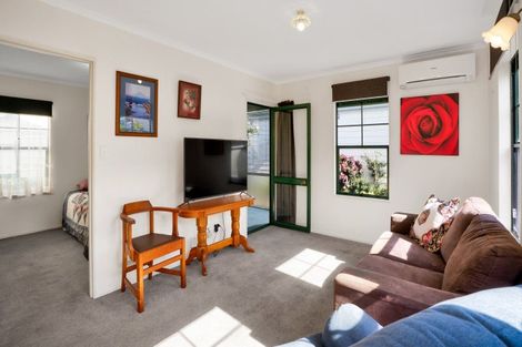 Photo of property in 4/70-76 Whiteley Street, Moturoa, New Plymouth, 4310