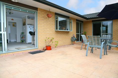 Photo of property in 8 Matilda Place, Weymouth, Auckland, 2103