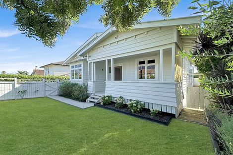 Photo of property in 71 Point Chevalier Road, Point Chevalier, Auckland, 1022