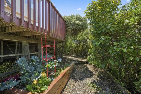 Photo of property in 9 Bennett Grove, Newlands, Wellington, 6037