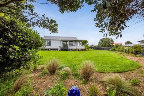 Photo of property in 16 Pohutukawa Drive, Opunake, 4616