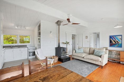 Photo of property in 42 Queens Road, Waikanae Beach, Waikanae, 5036