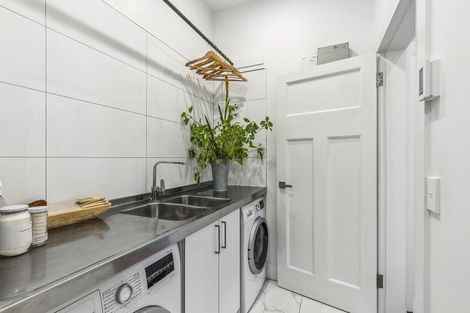 Photo of property in 19 Lower North Terrace, Kelburn, Wellington, 6012