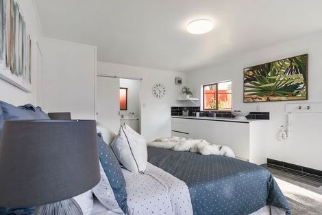 Photo of property in 40 Beach Road, Te Atatu Peninsula, Auckland, 0610
