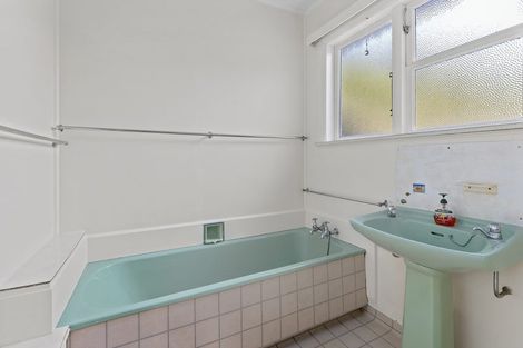 Photo of property in 34 Raroa Terrace, Tawa, Wellington, 5028