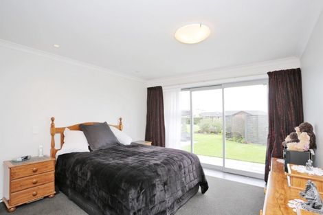 Photo of property in 17 Sunrise Drive, Seaward Bush, Invercargill, 9812