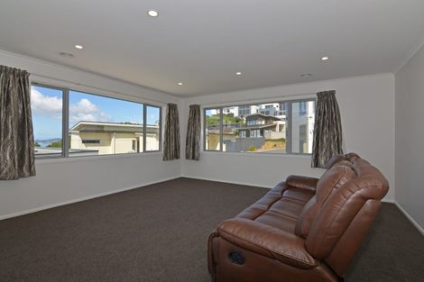 Photo of property in 19 Bendigo Grove, Newlands, Wellington, 6037