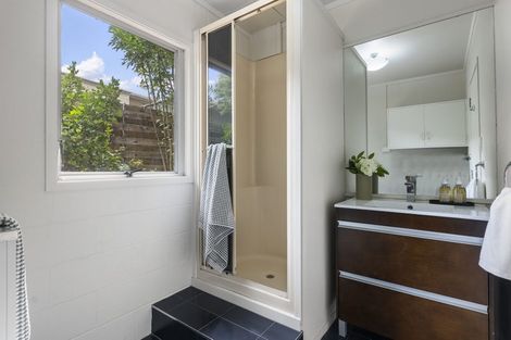 Photo of property in 2/218 East Coast Road, Forrest Hill, Auckland, 0620