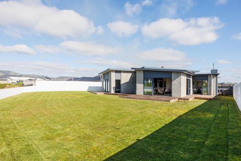 Photo of property in 48 Sardinia Grove, Fitzherbert, Palmerston North, 4410