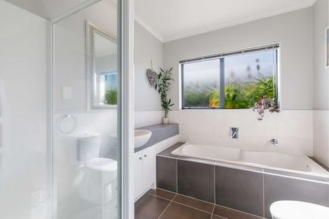 Photo of property in 56 Stranraer Crescent, Wattle Downs, Auckland, 2103