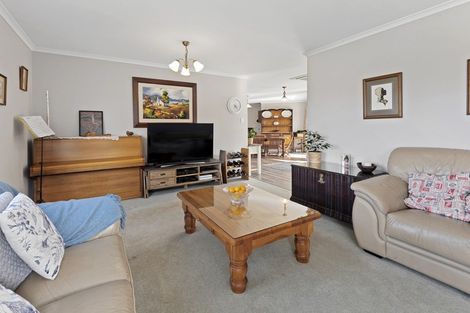 Photo of property in 16 Resolution Place, One Tree Point, 0118