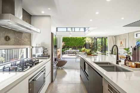 Photo of property in 81 Queen Street, Northcote Point, Auckland, 0627