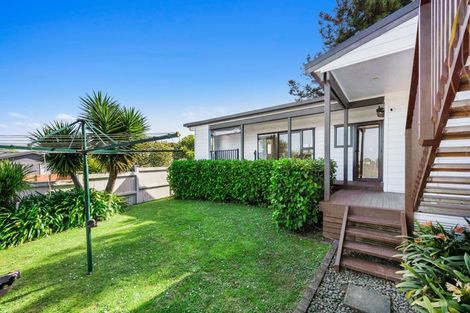 Photo of property in 4 Advene Road, Cockle Bay, Auckland, 2014