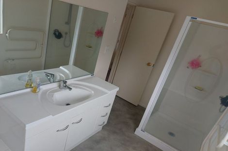 Photo of property in 28 Kinleith Way, Albany, Auckland, 0632