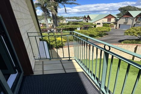 Photo of property in 4/52 Taharoto Road, Takapuna, Auckland, 0622