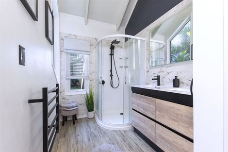 Photo of property in 422 Scenic Drive, Waiatarua, Auckland, 0612