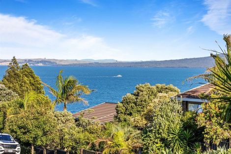 Photo of property in 1/2 Rothesay Bay Road, Rothesay Bay, Auckland, 0630