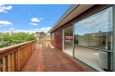 Photo of property in 2/5 Anne Road, Hillcrest, Auckland, 0627