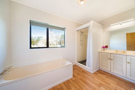 Photo of property in 182 Boord Crescent, Kumeu, 0891